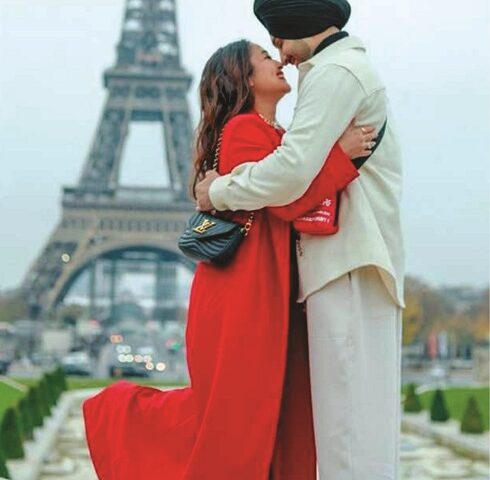 पेरिस में पति रोहनप्रीत सिंह संग रोमांटिक हुईं नेहा कक्कड